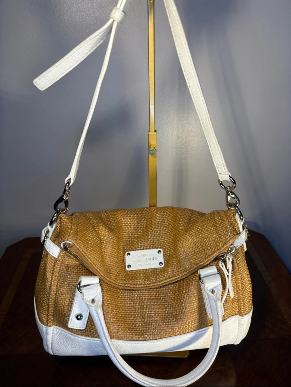 Kate Spade New York Cobble Hill Straw Leslie shoulder bag white leather trim.